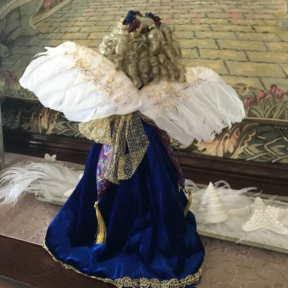 TREASURY COLLECTIONS: PARADISE GALLERIES: BETHANY PORCELAIN ANGEL WITH MUSIC BOX - Picture 2 of 4